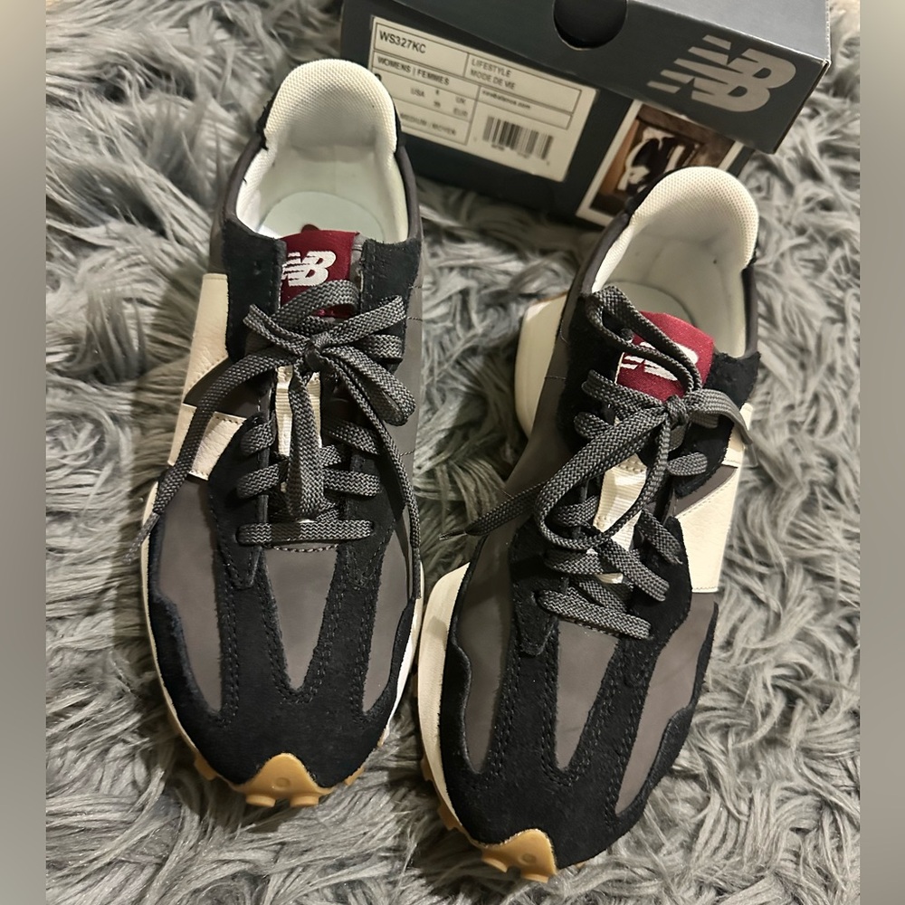New Balance 327 lace up sneaker